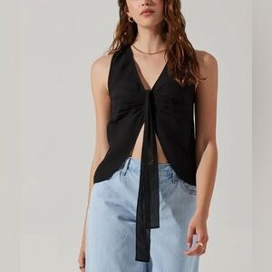 ASTR The Label Pleated Sleeveless Top